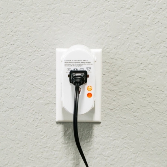 American Tourister All-In-One Adapter Plug with Surge Ptotection - Picture 4 of 9